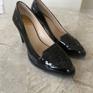 Black Leather Cole Haan Heels with Nike Air Sole.
Semi-seasonal.
Used.